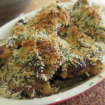 Oregano - グラタン皿には、ハーブ入りパン粉で覆われた鶏肉と、下には玉ねぎが。