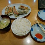 中国家庭料理 大福元 - 白飯(ふつう)と付属のスープで餃子をいただく