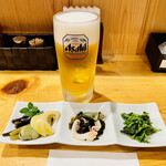 Izakaya Rakuraku - 生ビール550円、優しい味付けのお通し330円は甘めの酢の物と普段食べない山菜もイイ。空豆は苦手だけど苦くなくホクホク甘めで美味しく食べれた。