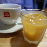 ウッデンシップ - ランチのホットコーヒー、オレンジジュース！