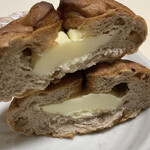カスカード - くるみクリームチーズ。ライ麦の香りとたっぷりクリームチーズが特徴