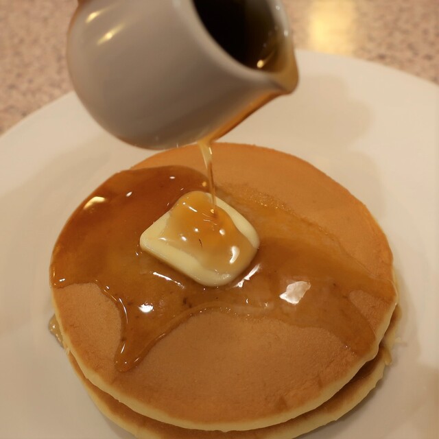 デンキヤホール - もちもち、しっとりでおいしいホットケーキ！