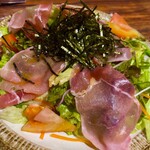 国産牛タン＆炙り肉寿司食べ放題 完全個室居酒屋 やまと - 生ハムサラダ　780円