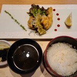 熊野の宿 海ひかり - 天ぷらに香の物、もずくの吸い物。香の物は爽やかで、かなり美味しかったです