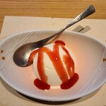 熊野の宿 海ひかり - アイスクリームにイチゴシロップをかけて