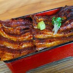 町田 うなぎ流木 - 『二鰻羽織重』は、左が【関東風の蒲焼】、右が【関西風地焼】です。