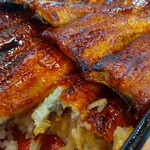 町田 うなぎ流木 - 左が【関東風の蒲焼】、右が【関西風地焼】です。