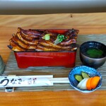 町田 うなぎ流木 - 『二鰻羽織重』は、左が【関東風の蒲焼】、右が【関西風地焼】です。