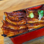 町田 うなぎ流木 - 『二鰻羽織重』は、左が【関東風の蒲焼】、右が【関西風地焼】です。