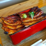 町田 うなぎ流木 - 『二鰻羽織重』は、左が【関東風の蒲焼】、右が【関西風地焼】です。