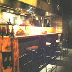 Ajisawa - 中はバーのように暗いです。
                        カッコイイカウンター席。
                        店頭には『鉄板BARあじさわ 自然派ワインと鉄板焼のお店です。』と書いてありました。
                        