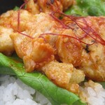 ピースカフェ カーナ - ヤンニョムチキン丼