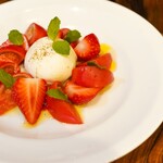 焼肉串ろっきー - アメーラトマトとイチゴのカプレーゼ