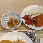 Hiroshimbeikoku - 納豆、白身フライ（タレカツのタレにくぐらせて）、野菜、焼きそば