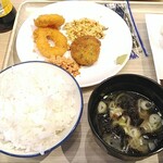 Hiroshimbeikoku - 釜で炊立ての魚沼産こしひかり、味噌汁、海苔、いかリング等