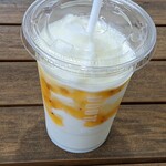 DOUTOR COFFEE SHOP - ヨーグルンMサイズ。462円なり
                        キウイは緑のイメージだが、この子は黄色