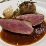 フランス料理 タンモア - トマト、青森県産津軽鴨ムネ肉のロースト、胸もも肉のカイエット。