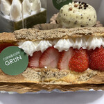 GRUN - 紅茶と苺のエクレア