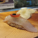 弘寿司 - カワハギ上にスライストマトとブルーベリー