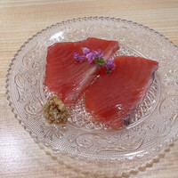 鮨　まつ本 - 鰹の刺身　穂紫蘇と山わさびを添えて