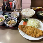 がんころ食堂 - とんかつ定食 500円（ライス少なめ50円引き）