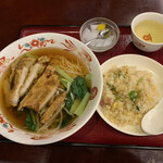 芳香園 - スペアリブ麺と半チャーハン