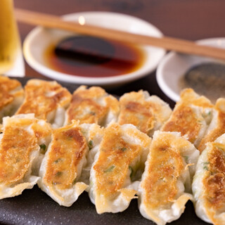 《Signboard menu thin-skinned Gyoza / Dumpling》 Two types available: grilled and ginger