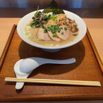 らぁ麺 胡心房 - お盆にて提供されます