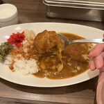 元町チキンカレーのお店 パルフェ - 柔らかくてジューシーなチキンがゴロゴロ！