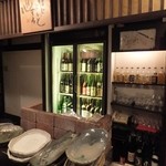 カウンター　奥には日本酒がずらり