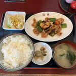 海龍 - 鶏肉とピーマンの醬油味炒め定食（税込み８８０円）