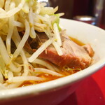 ラーメン二郎 - 豚の厚み