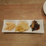 Suritsuri - 付き出し揚げナスの燻製マリネ、ポットチップ、チーズスナック