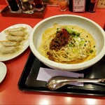 Shinjuku Shuuzan - 汁なし担々麺と焼き餃子（5個）