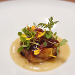 アマラントス - リドヴォーの上にはマリーゴールドの葉と花びら、下には新玉葱のドレッシング状のソース。甘味、酸味、香りのバランスが素敵。