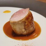 アマラントス - “食感がいい”もも肉。肉質なのか、火入れなのか。とにかくとっても美味しい花悠仔豚です。