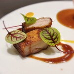 アマラントス - バラ肉は表面がパリッとしています。脂身の甘味を感じる美味しいものです。