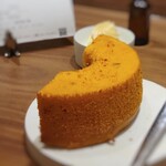 アマラントス - シフォン・サレ　甘くないシフォン。自家製のセミドライトマトのピュレとベーコンの風味。これだけでもワインいけます。