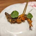 アマラントス - ベニエ生地に黒ニンニク、キャラメル