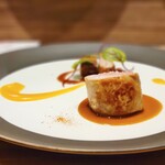 アマラントス - もも肉をロースト、皮付きのバラ肉は軽くコンフィにしてから表面を焼いたものの盛り合わせです。