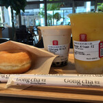 ゴンチャ - Sugarドーナッツ、ウーロンミルクティー（タピオカ入り）、マンゴー阿里山フローズン（ナタデココ入り）