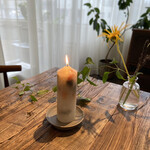 aru - テーブルのキャンドルとグリーンもオシャレ