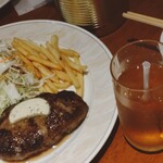 ニユートーキヨー ビヤレストラン - 日替わりハンバーグ　メンテルバター　スープとドリンクセット　全景