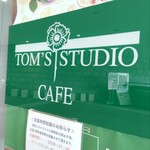 トムズスタジオ - 看板