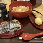 Udon To Omusubi Tsumugi - 釜玉うどん大580円お昼のお得セット320円　　　　　天ぷら2種とおむすび1個に、もう1個　　　　　　　おむすび120円でトータル1,020円