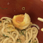 うどんとおむすび 紬 - もっちり感はあるがエッジが緩い麺