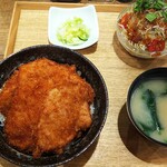 Niigata Katsudon Tare Katsu - かつ丼（￥９４０）、味噌汁、新香付き。サラダ（￥１５０）
