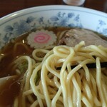 東池袋 大勝軒 - つけめんの麺とは別に、中華そばの麺として開発した麺と思われます。このスープに良く合います。スープはつけめんのスープを思い出させるもので、まるで兄弟みたいなスープです。