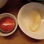 らぁ麺 ふじ松 - トリュフ香る漬け卵黄、レモン