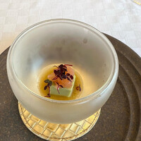 LA BRIQUE SAPPORO Akarenga Terrace - 《アミューズ》
                    京都万願寺とうがらし豆腐仕立て
                    スモークサーモンとトマトバジルソース
                    